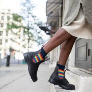 NEW IN BOX Blundstone Black Chelsea Boots with Rainbow Elastic